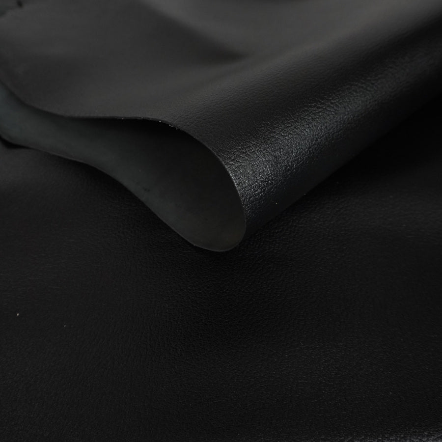 Cabra bombeada con cuerpo negro