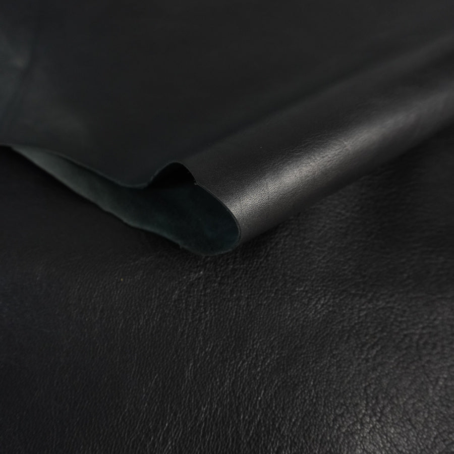 Piel de Cabra Negra con Flor | Cuero Flexible para Marroquinería