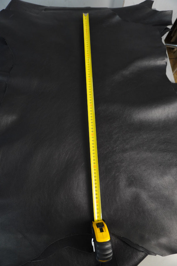 Piel de Cabra Negra con Flor | Cuero Flexible para Marroquinería