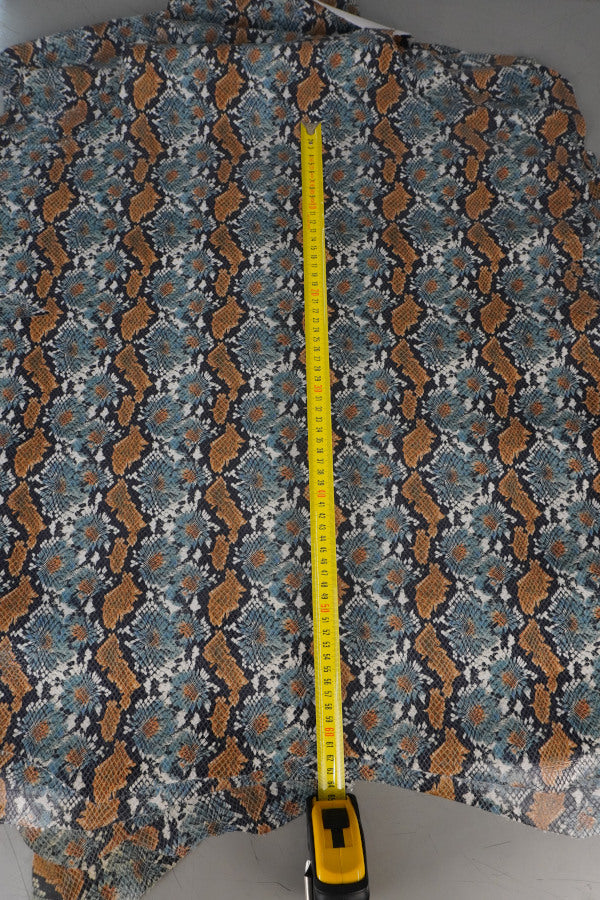 Piel de cabra serpiente flores azul